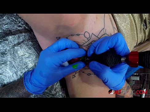 ❤️ Extremt tatuerade snyggingen Sully Savage fick en tatuering på sin klitoris ️ Porno at sv.com-porn-hat.ru ☑
